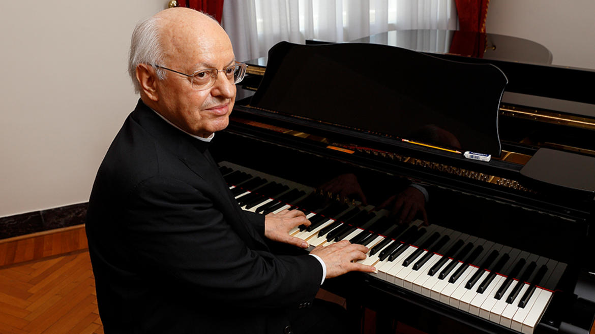 Cardinale Lorenzo Baldisseri al pianoforte